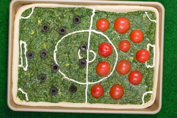 Uma pizza retangular em formato de campo de futebol.